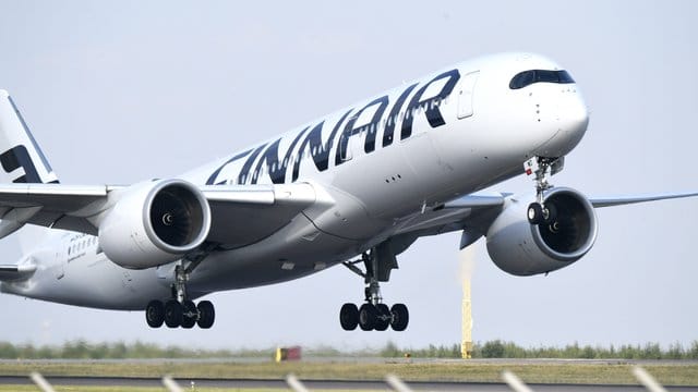 Ein Flugzeug der nationalen Fluggesellschaft Finnlands, Finnair, landet auf dem Flughafen Helsinki-Vantaa. Ein Flugzeug der nationalen Fluggesellschaft Finnlands, Finnair, landet auf dem Flughafen Helsinki-Vantaa.