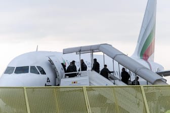 Flugzeug am Baden-Airport: Polizisten überwachen die Abschiebung von abgelehnten Asylbewerbern.