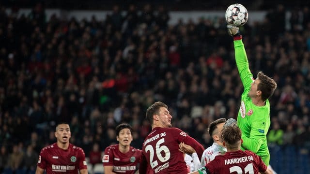 Fehlte krankheitsbedingt beim Laktattest der Fortuna: Düsseldorfs Torwart Michael Rensing (r) in Aktion.