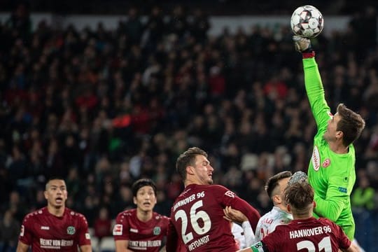 Fehlte krankheitsbedingt beim Laktattest der Fortuna: Düsseldorfs Torwart Michael Rensing (r) in Aktion.