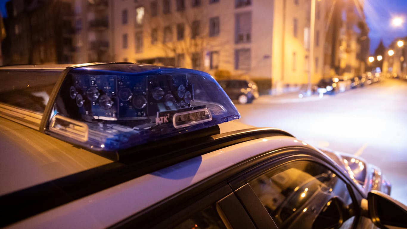 Ein Polizeiauto im Nürnberger Stadtteil St. Johannis: Mitte Dezember sind drei Frauen durch Stiche auf offener Straße schwer verletzt worden.