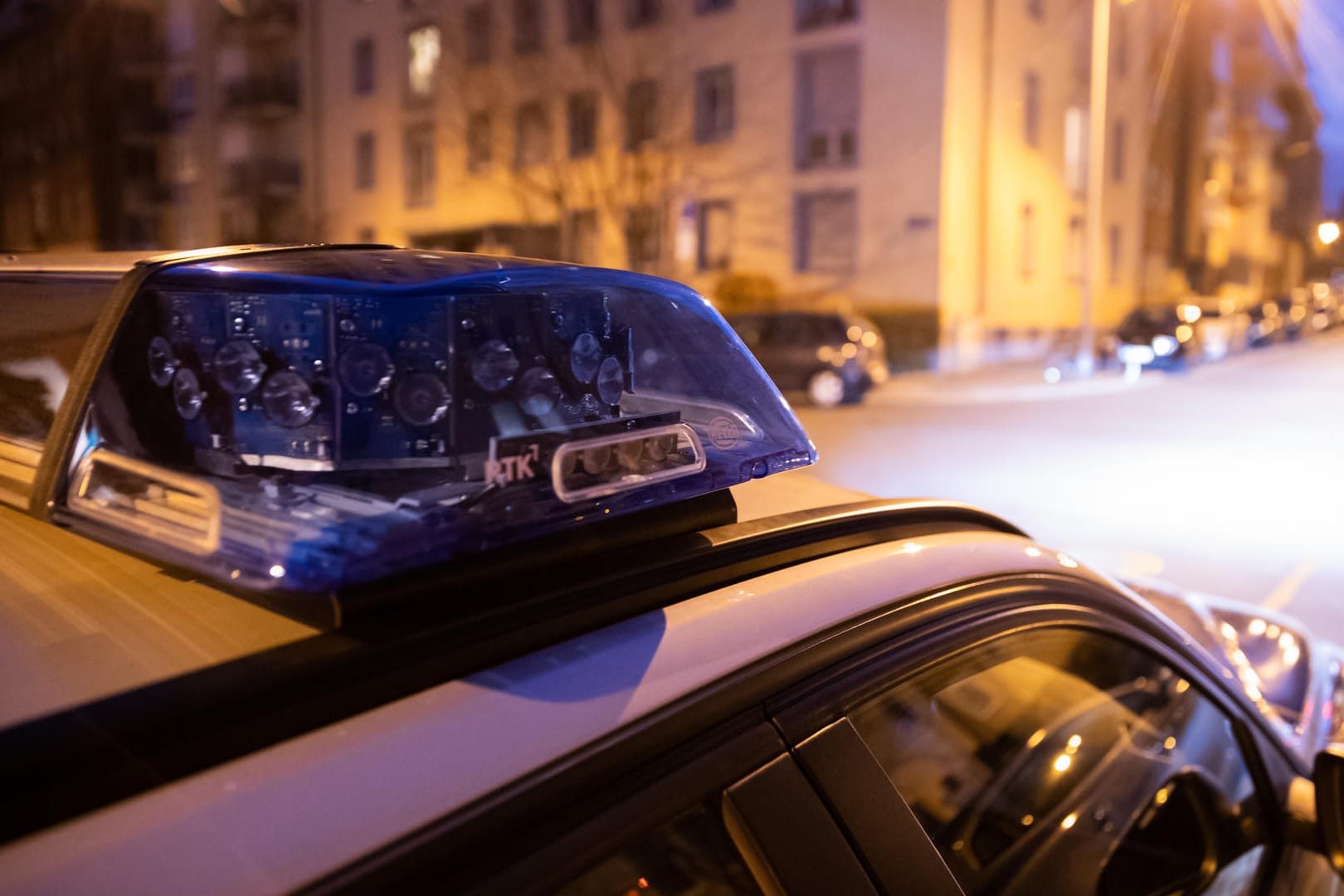 Ein Polizeiauto im Nürnberger Stadtteil St. Johannis: Mitte Dezember sind drei Frauen durch Stiche auf offener Straße schwer verletzt worden.