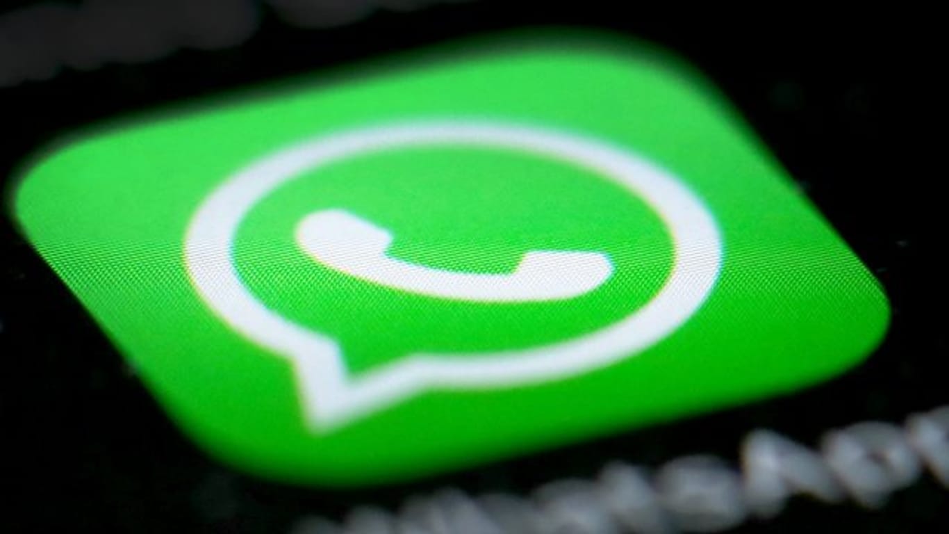 Krankschreibung per WhatsApp? Ein neuer Service stößt bei Ärztevertretern auf Kritik.