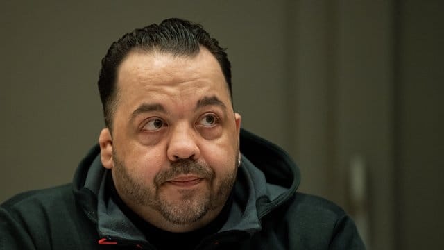 Niels Högel, angeklagt wegen Mordes an 100 Patienten an den Kliniken in Delmenhorst und Oldenburg, im Gerichtssaal. Niels Högel, angeklagt wegen Mordes an 100 Patienten an den Kliniken in Delmenhorst und Oldenburg, im Gerichtssaal.