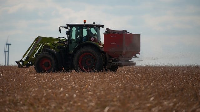 Landwirt düngt Feld