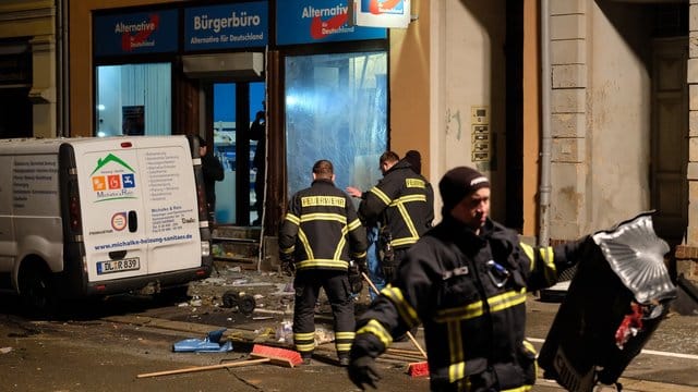 Einsatzkräfte arbeiten in der Bahnhofstraße nach einer Explosion in Höhe des Bürgerbüros der AfD.