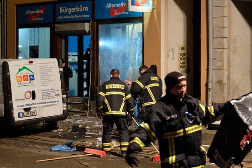 Einsatzkräfte arbeiten in der Bahnhofstraße nach einer Explosion in Höhe des Bürgerbüros der AfD.