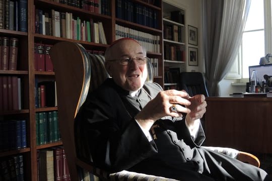 Der deutsche Kardinal und Theologe Walter Brandmüller sitzt in seinem Arbeitszimmer im Vatikan.