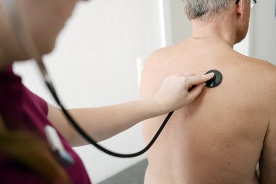 Die Kassenärzte fordern noch Änderungen an geplanten Vorgaben für Sprechzeiten, die gesetzlich Versicherte schneller an Termine bringen sollen.