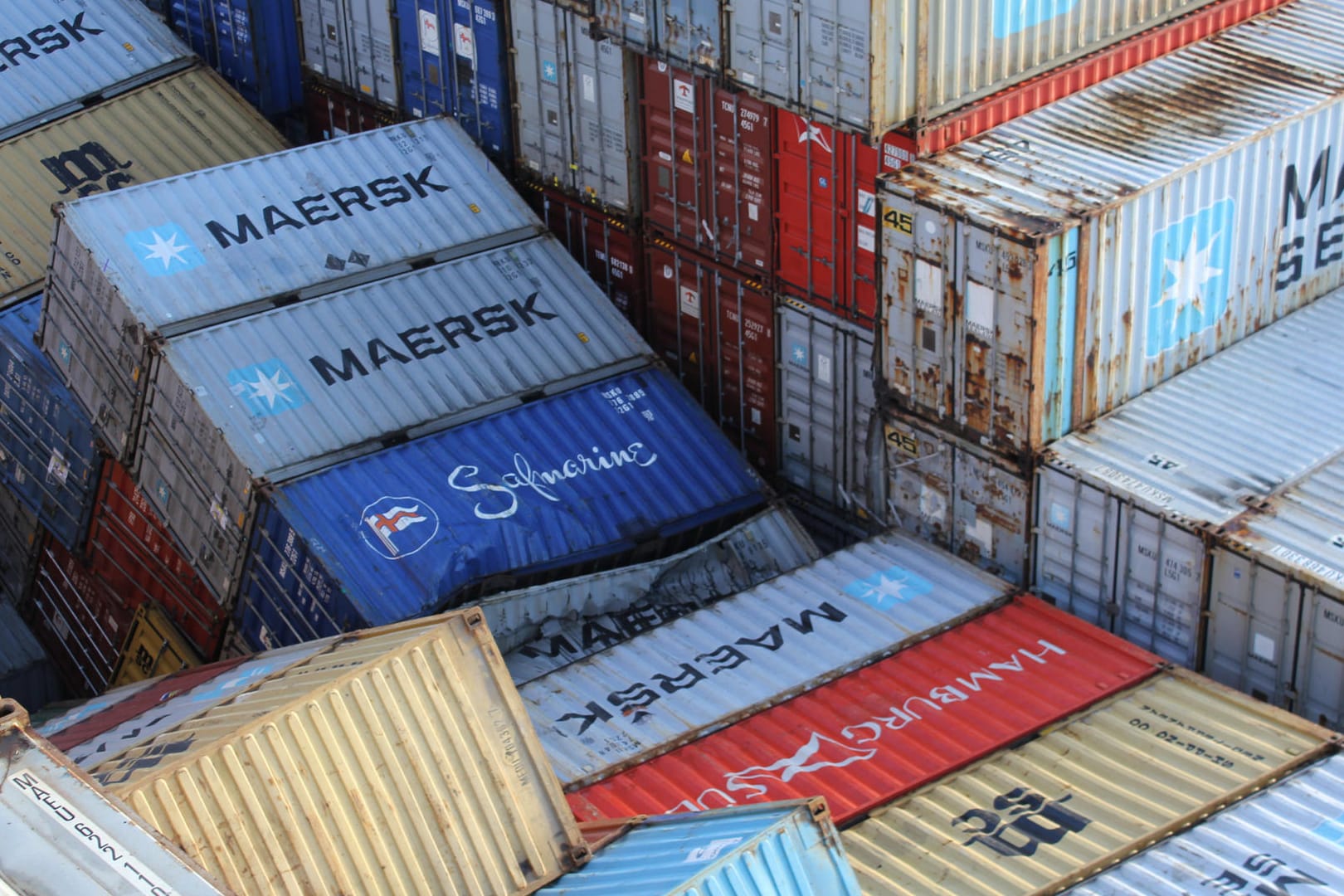 Die Container auf der "MSC Zoe": Der Frachter zählt zu den größten Containerschiffen der Welt. (Archivbild)