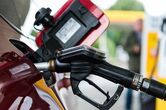 Ab und zu das Auto mit Edel-Kraftstoffen zu betanken, kann sinnvoll sein: Sie reinigen den Motor.