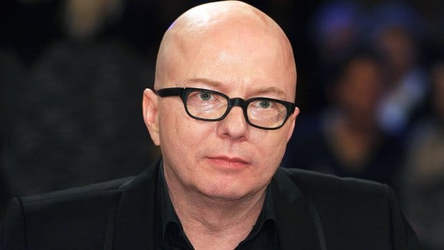 Oliver Rohrbeck ist die Stimme von Justus Jonas in der Hörspielreihe "Die drei Fragezeichen". Oliver Rohrbeck ist die Stimme von Justus Jonas in der Hörspielreihe "Die drei Fragezeichen".