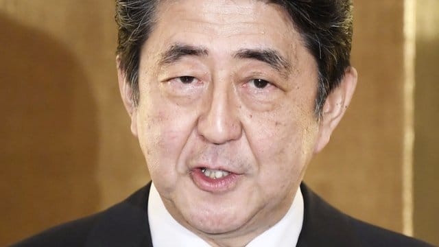 Shinzo Abe, japanischer Premierminister, spricht auf einer Neujahrspressekonferenz in Ise in der Präfektur Mie. Shinzo Abe, japanischer Premierminister, spricht auf einer Neujahrspressekonferenz in Ise in der Präfektur Mie.