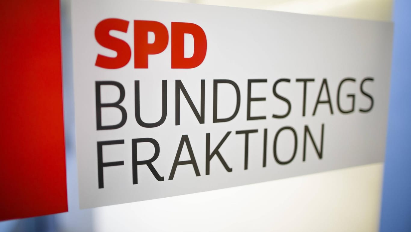 Schild der SPD-Bundestagsfraktion: Der Abgeordnete Florian Post berichtet von mindestens einer gefälschten Datei.