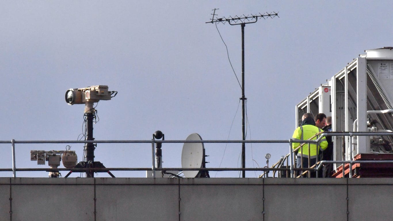 Die Gegen-Drohnenausrüstung auf einem Dach des Flughafen Gatwick: Die Abwehranlage soll eine Reichweite von etlichen Meilen haben.