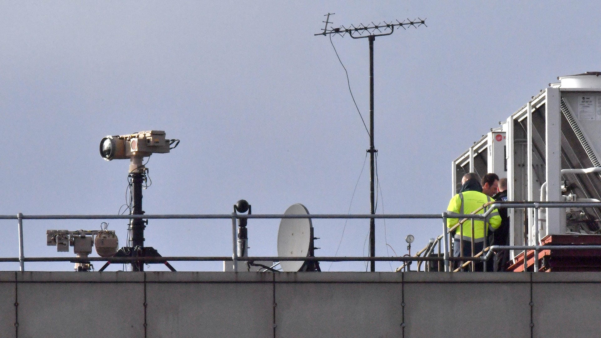 Die Gegen-Drohnenausrüstung auf einem Dach des Flughafen Gatwick: Die Abwehranlage soll eine Reichweite von etlichen Meilen haben. Die Gegen-Drohnenausrüstung auf einem Dach des Flughafen Gatwick: Die Abwehranlage soll eine Reichweite von etlichen Meilen haben.