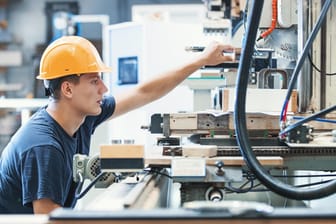 Fabrikarbeiter: Der deutschen Wirtschaft droht 2019 ein deutlicher Dämpfer.