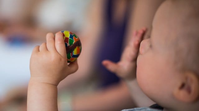 Ausreichend Schlaf, eine ausgewogene Ernährung und viel frische Luft stärken das kindliche Immunsystem. Ausreichend Schlaf, eine ausgewogene Ernährung und viel frische Luft stärken das kindliche Immunsystem.