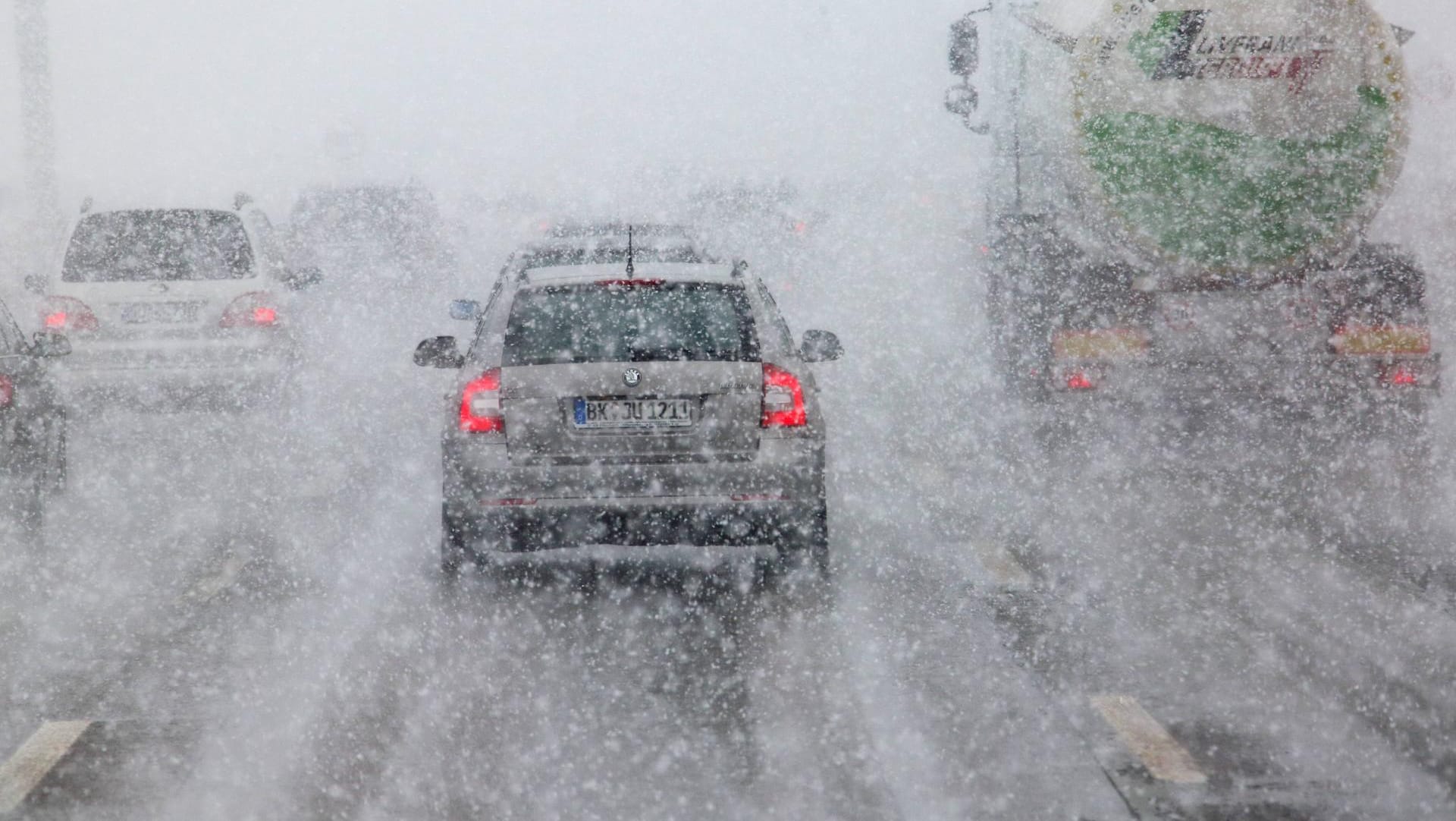 Schneechaos in Süddeutschland: Schnee und Wind bestimmen den Verkehr (Symbolbild)