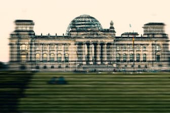 Hunderte Bundes- und Landespolitiker sind von einem der größten Hacker-Angriffe in Deutschland betroffen.