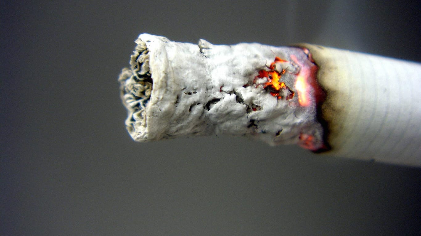 Die glühende Asche an einer abbrennenden Zigarette: Das Feuer griff von einem Balkon auf zwei Wohnungen über. (Symbolbild)