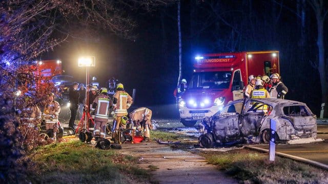 Den Unfall mit fünf Toten in Stolberg bei Aachen kurz vor Weihnachten hat den Ermittlern zufolge ein Autofahrer verursacht, weil er von einer Radaranlage nicht geblitzt werden wollte. Den Unfall mit fünf Toten in Stolberg bei Aachen kurz vor Weihnachten hat den Ermittlern zufolge ein Autofahrer verursacht, weil er von einer Radaranlage nicht geblitzt werden wollte.