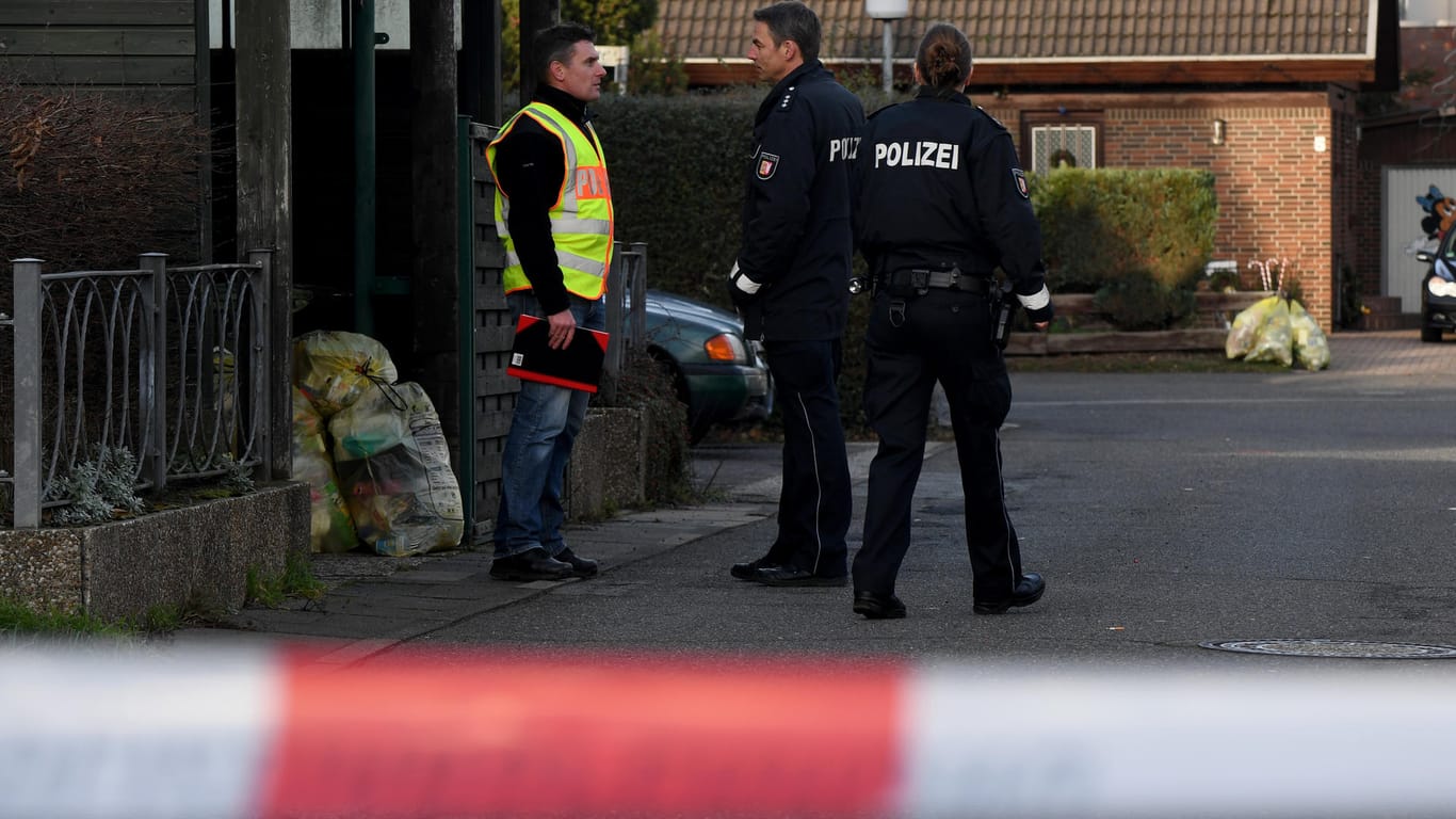 Schönberg in Schleswig-Holstein: Polizisten ermitteln vor dem Haus, wo in der Silvesternacht eine 39 Jahre alte Frau durch einen Schuss getötet wurde.