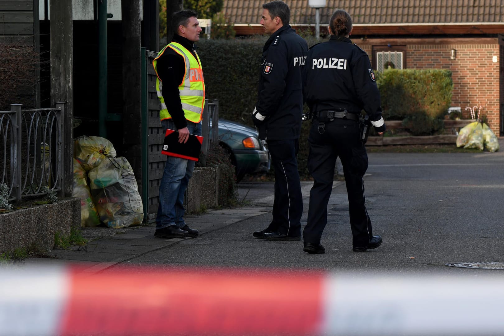 Schönberg in Schleswig-Holstein: Polizisten ermitteln vor dem Haus, wo in der Silvesternacht eine 39 Jahre alte Frau durch einen Schuss getötet wurde.