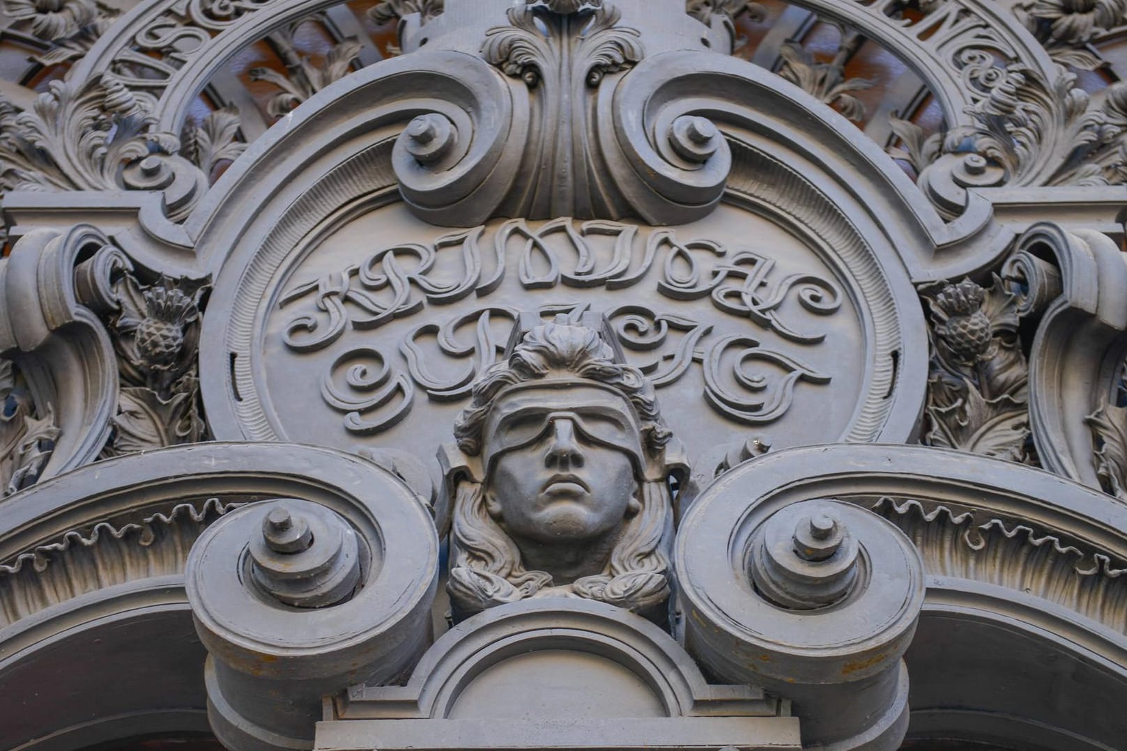 Die Fassade des Langerichts Berlin: Die Verteidigerin des Angeklagten beharrt darauf, dass sich ihr Mandant nicht strafbar gemacht habe. (Archivbild)