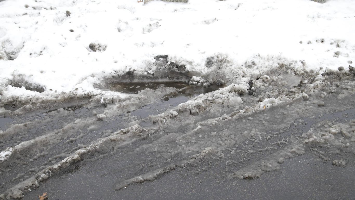 Schneematsch am Straßenrand: Bei einem Glättunfall kam eine Seniorin ums Leben. (Symbolfoto)