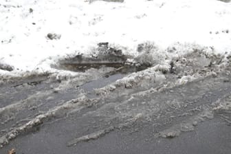 Schneematsch am Straßenrand: Bei einem Glättunfall kam eine Seniorin ums Leben. (Symbolfoto)