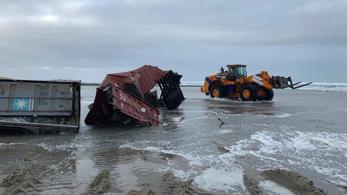 Vlieland in den Niederlanden: Die Trümmer von Frachtcontainern werden von einem Strand entfernt, nachdem zahlreiche Schiffscontainer des Riesenfrachters «MSC Zoe» auf See in einem Sturm verloren gingen.