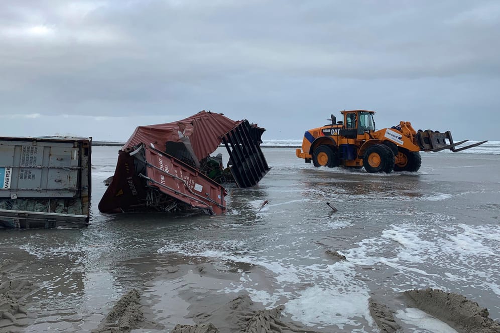 Vlieland in den Niederlanden: Die Trümmer von Frachtcontainern werden von einem Strand entfernt, nachdem zahlreiche Schiffscontainer des Riesenfrachters «MSC Zoe» auf See in einem Sturm verloren gingen.