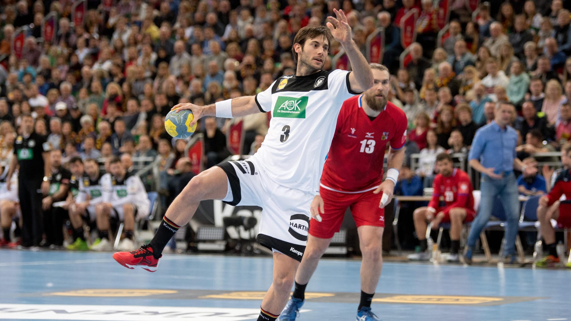 Deutschlands Uwe Gensheimer (l.) bei einem 7-Meter im Testspiel gegen Tschechien.