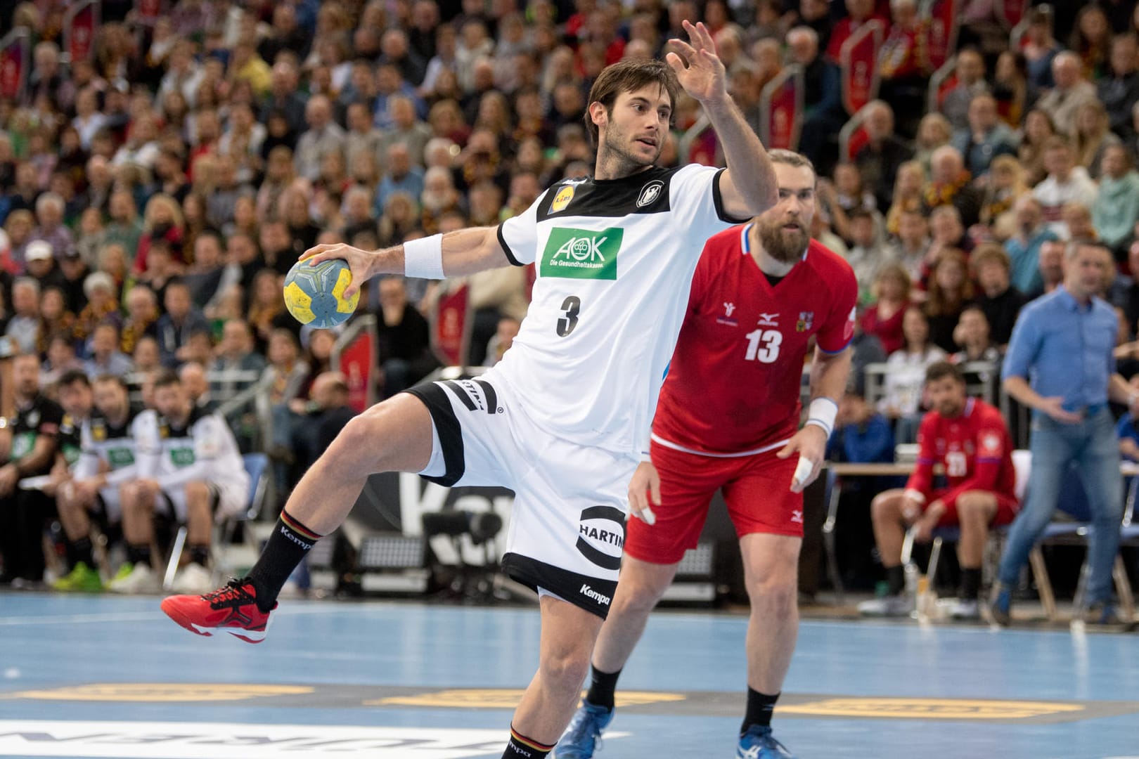 Deutschlands Uwe Gensheimer (l.) bei einem 7-Meter im Testspiel gegen Tschechien.