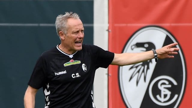 Freiburgs Trainer Christian Streich hat mit seinem Team das erste öffentliche Training der Winterpause bestritten. Freiburgs Trainer Christian Streich hat mit seinem Team das erste öffentliche Training der Winterpause bestritten.