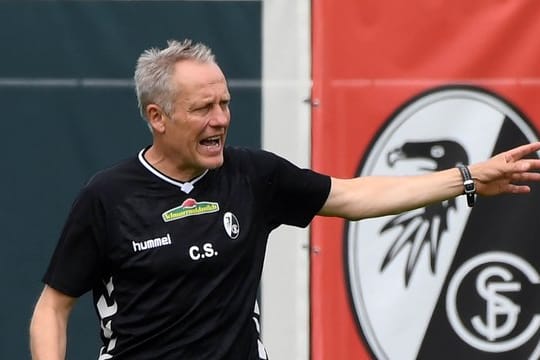 Freiburgs Trainer Christian Streich hat mit seinem Team das erste öffentliche Training der Winterpause bestritten.