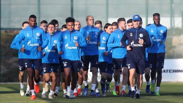 Die Spieler von Schalke wärmen sich im Trainingslager in Benidorm auf.