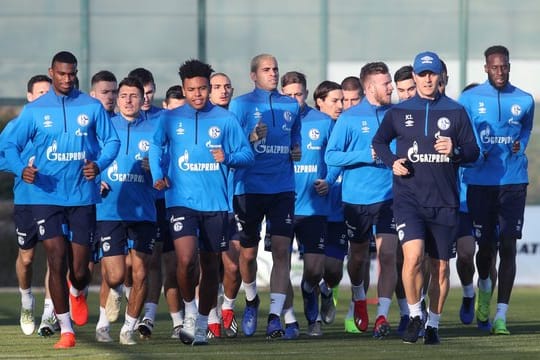 Die Spieler von Schalke wärmen sich im Trainingslager in Benidorm auf.