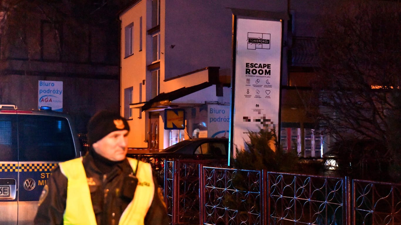 Ein polnischer Polizist im Einsatz: Bei einem Brand in Polen sind fünf Mädchen gestorben.