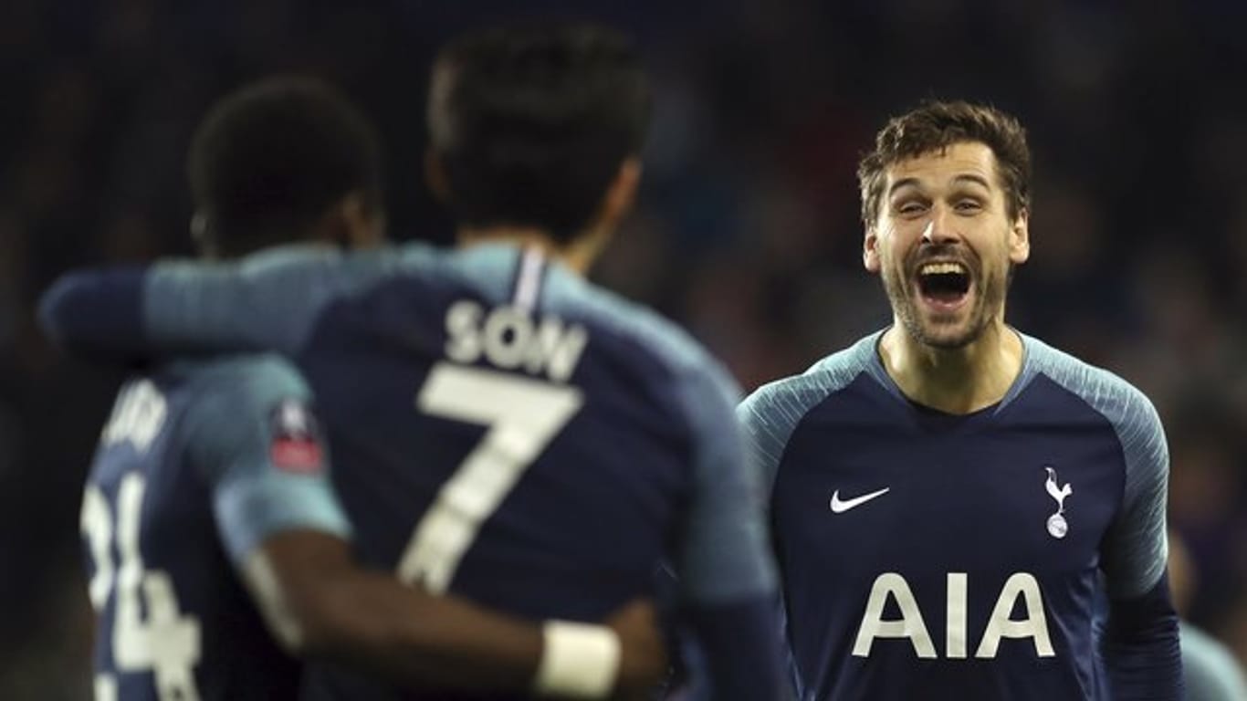 Tottenhams Dreifach-Torschütze Fernando Llorente (r) feiert seinen zweiten Treffer im Spiel.