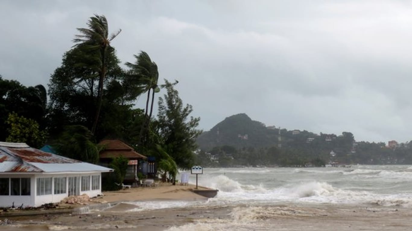 Wellen und Wind peitschen an den Strand von Lamai auf Koh Samui.