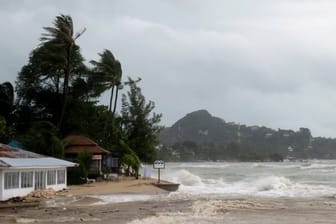 Wellen und Wind peitschen an den Strand von Lamai auf Koh Samui.