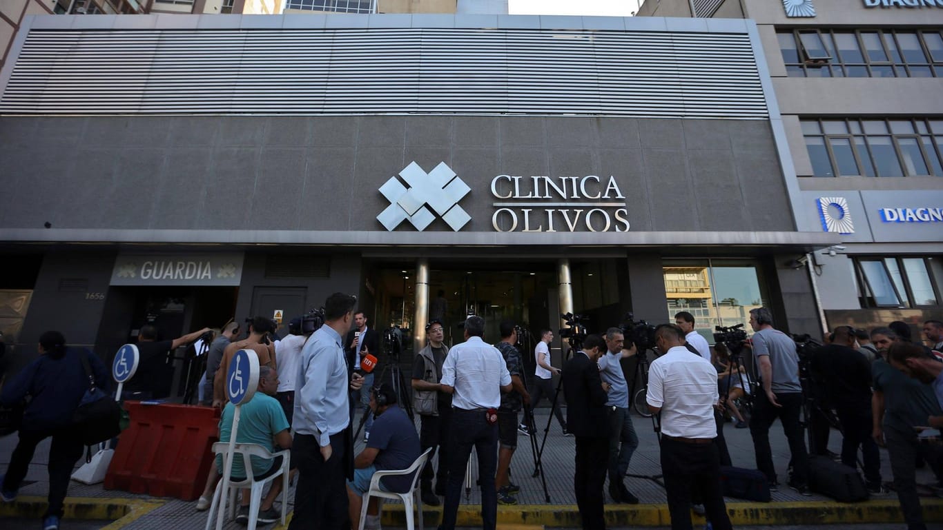 Sorge um den Weltstar: Journalisten und Anhänger belagerten die Klinik, in der Maradona behandelt worden ist.