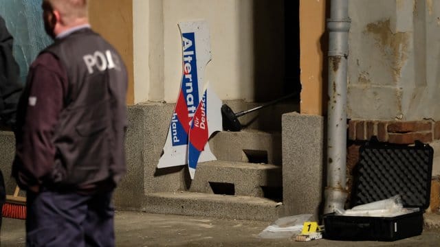 Vor einem AfD-Büro im sächsischen Döbeln hatte es eine Explosion gegeben. Vor einem AfD-Büro im sächsischen Döbeln hatte es eine Explosion gegeben.