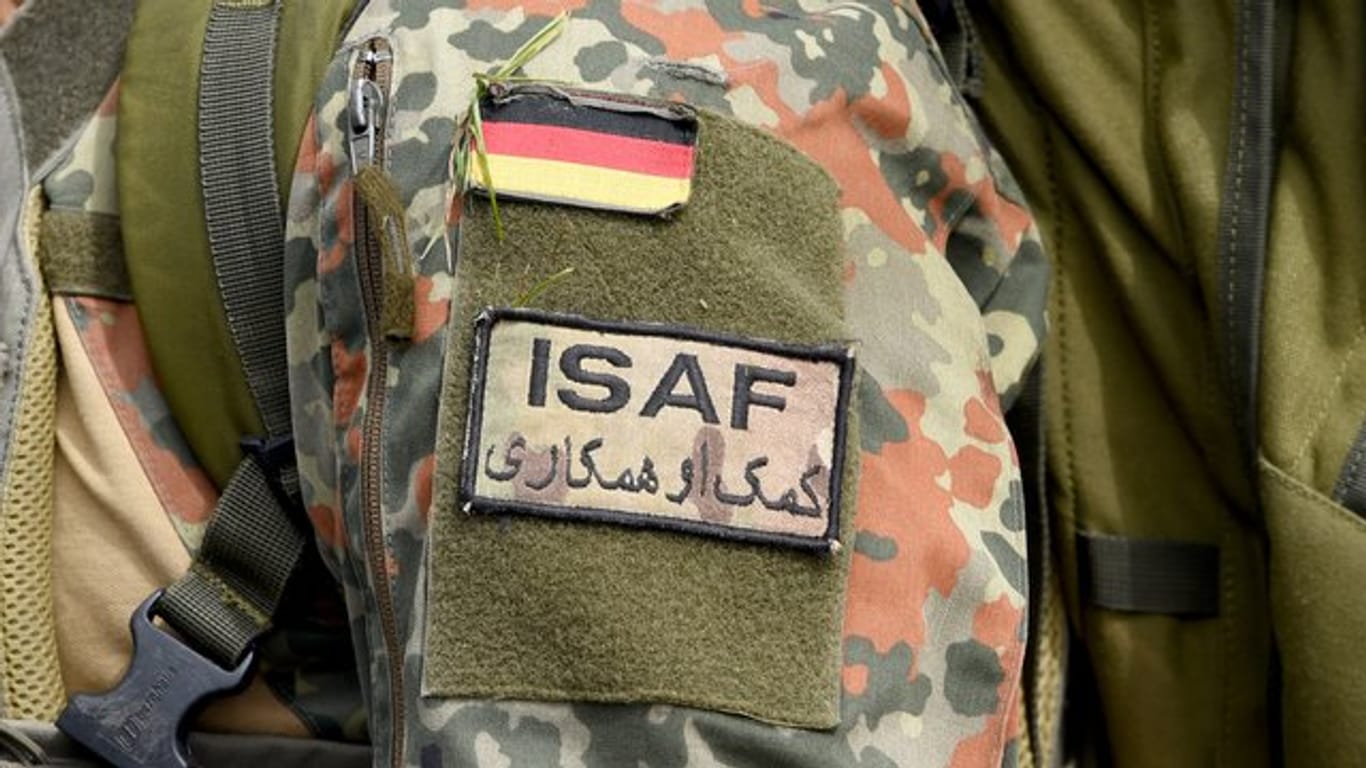 Ein deutscher Fallschirmjäger trägt das Zeichen des Afghanistan-Einsatzes ISAF (International Security Assistance Force) an seiner Uniform.