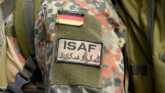 Ein deutscher Fallschirmjäger trägt das Zeichen des Afghanistan-Einsatzes ISAF (International Security Assistance Force) an seiner Uniform. Ein deutscher Fallschirmjäger trägt das Zeichen des Afghanistan-Einsatzes ISAF (International Security Assistance Force) an seiner Uniform.