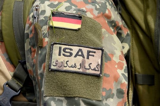 Ein deutscher Fallschirmjäger trägt das Zeichen des Afghanistan-Einsatzes ISAF (International Security Assistance Force) an seiner Uniform.