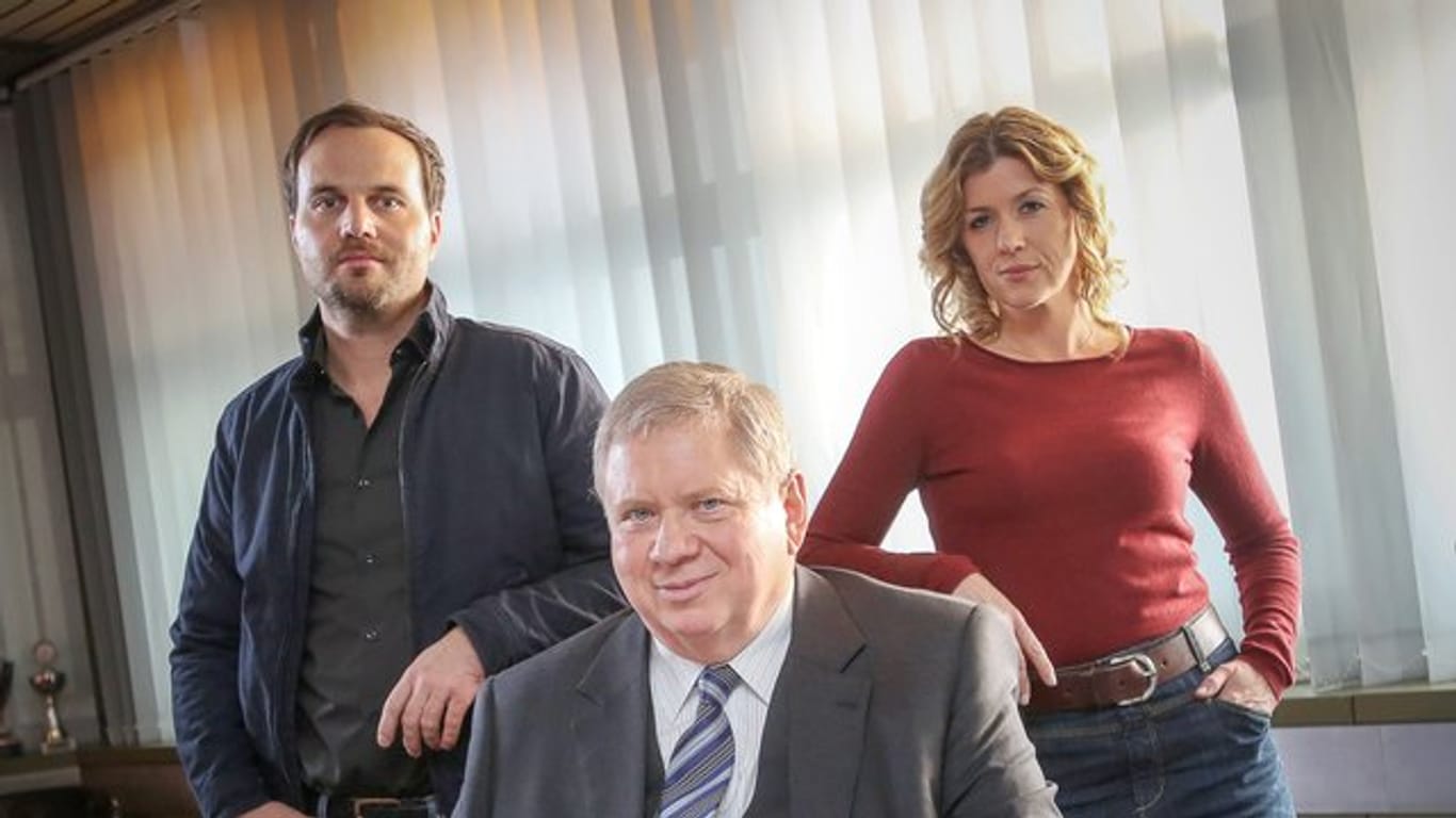 Die Schauspieler Rainer Hunold (M), Fiona Coors und Simon Eckert haben der ZDF-Krimireihe "Der Staatsanwalt" zum Quotensieg verholfen.