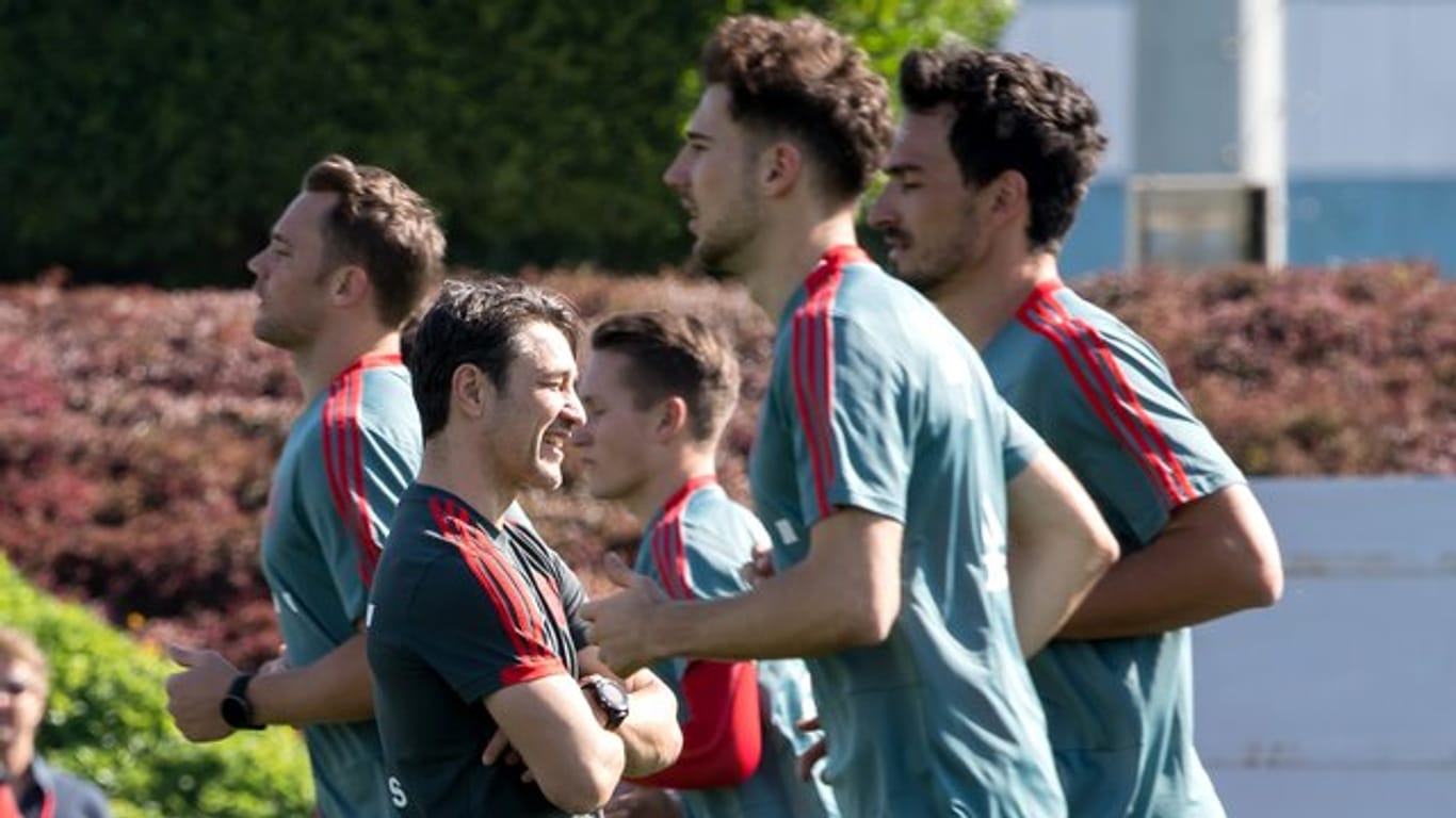 Bayern-Trainer Niko Kovac (M) beobachtet seine Spieler beim Training in Doha.